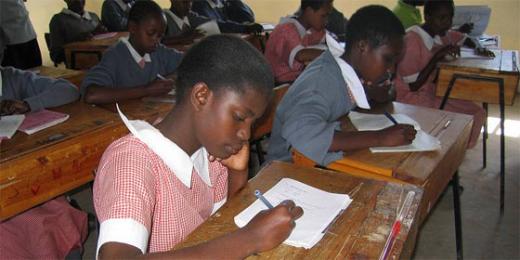 Nicht alle Mädchen können in Kenia zur Schule gehen.