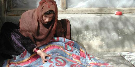 Frauen nähen Steppdecken für den kalten Winter in Afghanistan.